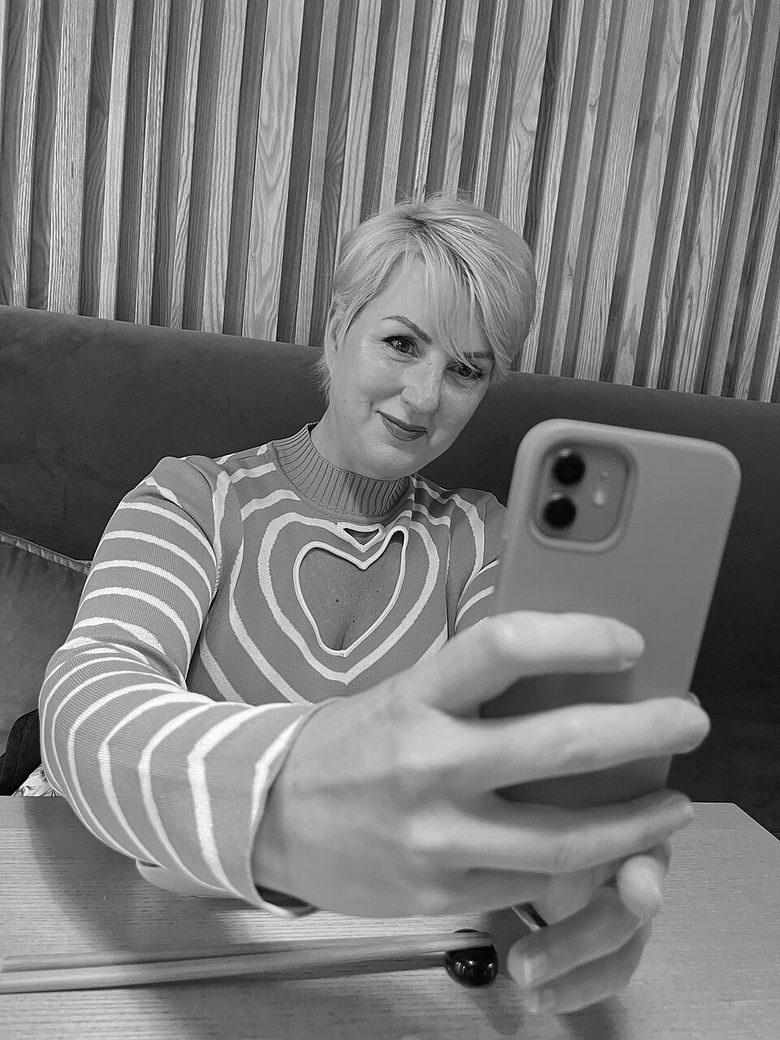 Person recording a jelly on her phone